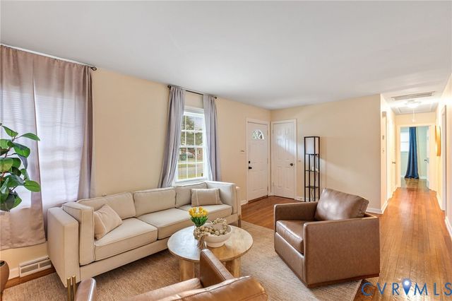1206 Duke Of Gloucester St, Colonial Heights, VA 23834