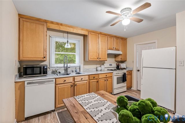 1206 Duke Of Gloucester St, Colonial Heights, VA 23834