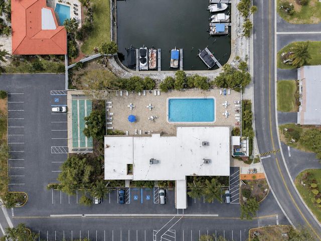 2731 RIVERBLUFF WAY V76, Sarasota, FL 34231