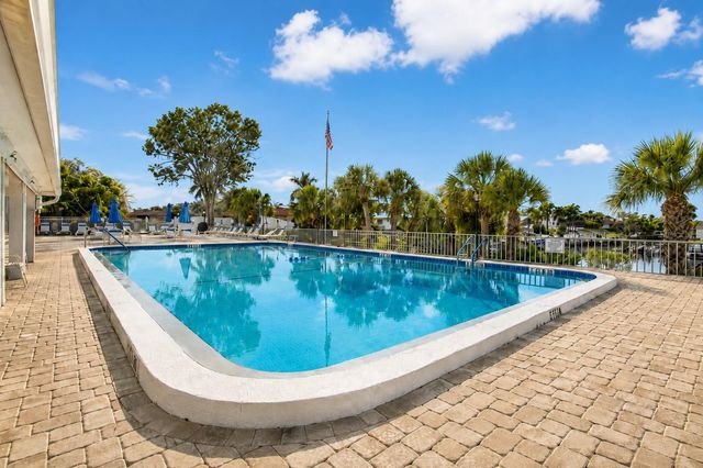 2731 RIVERBLUFF WAY V76, Sarasota, FL 34231