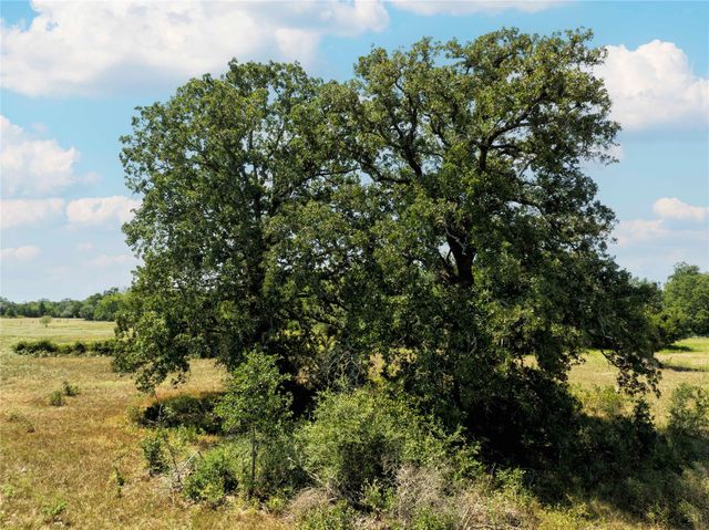 1830 Holub RD, Schulenburg, TX 78956