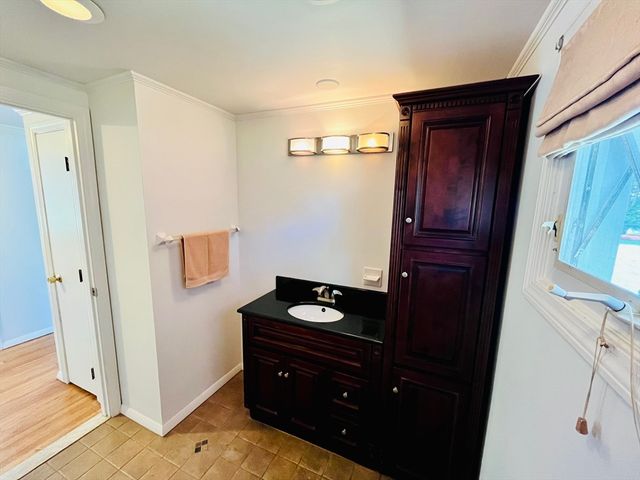 486 Highview Ave, Somerset, MA 02726