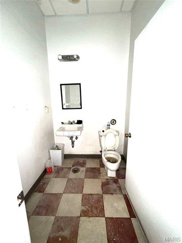 8972 Jennings Station Rd, Jennings, MO 63136