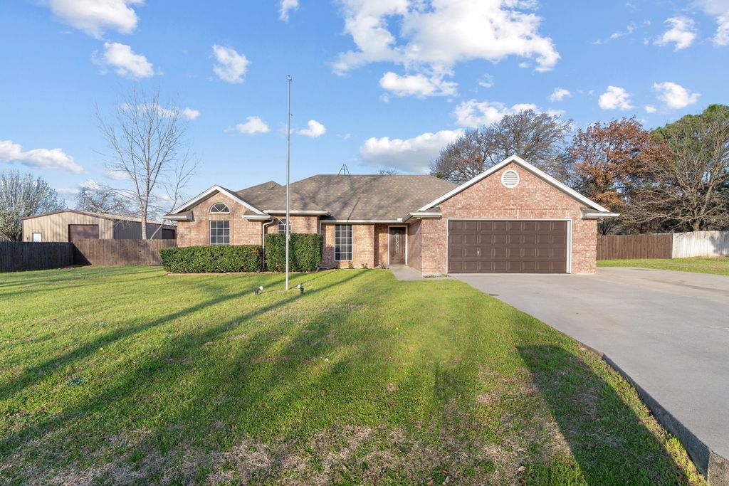 2013 Wood Trail, Azle, TX 76020