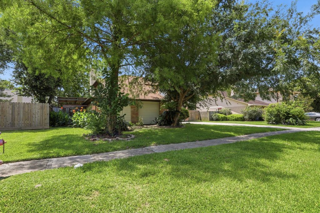 2315 Hampton Road, League City, TX 77573