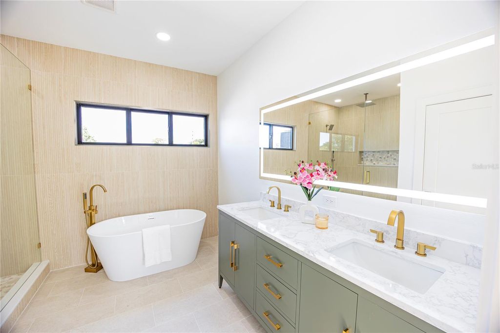 Image 11 of property listing at 2521 18TH AVENUE N, St Petersburg, FL 33713