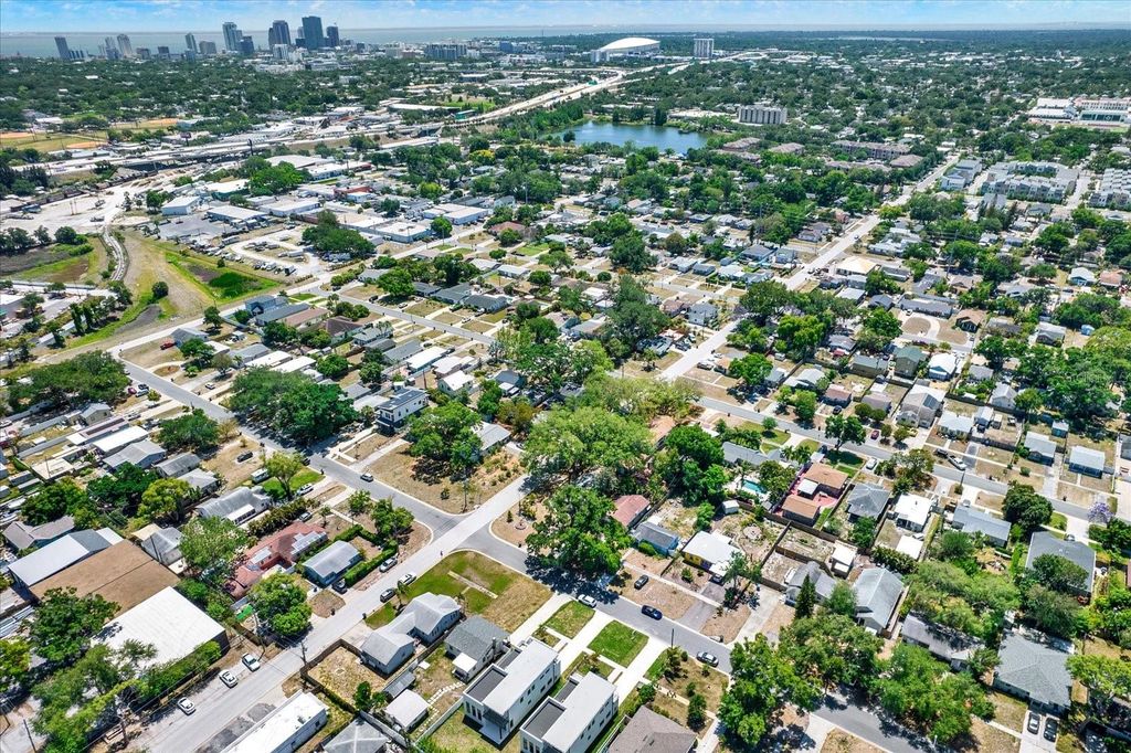 Image 14 of property listing at 2521 18TH AVENUE N, St Petersburg, FL 33713