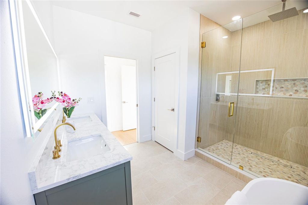 Image 22 of property listing at 2521 18TH AVENUE N, St Petersburg, FL 33713