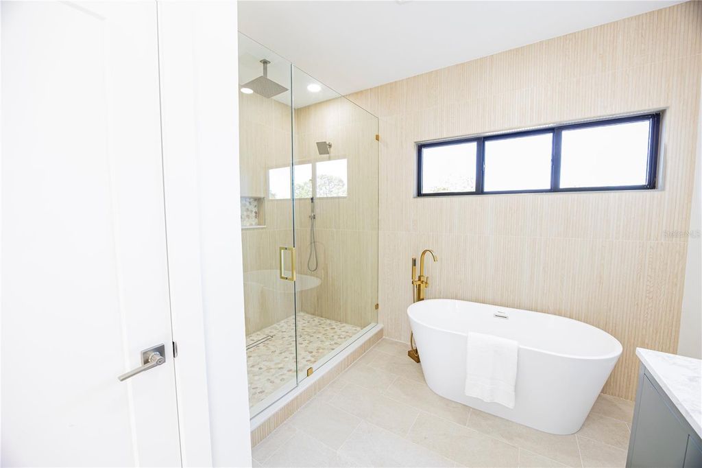 Image 23 of property listing at 2521 18TH AVENUE N, St Petersburg, FL 33713