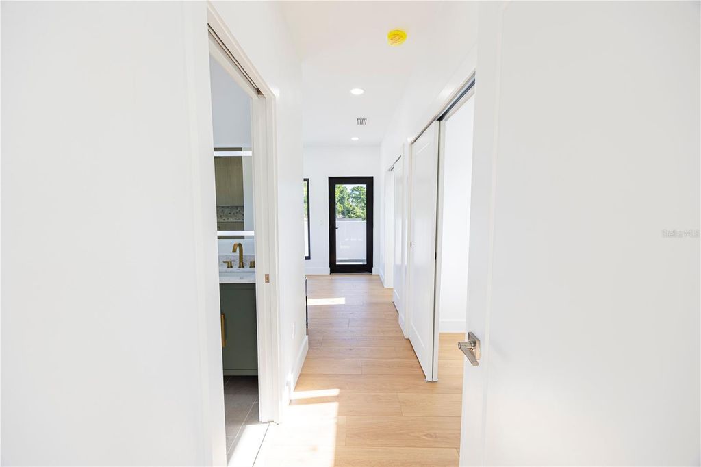 Image 24 of property listing at 2521 18TH AVENUE N, St Petersburg, FL 33713