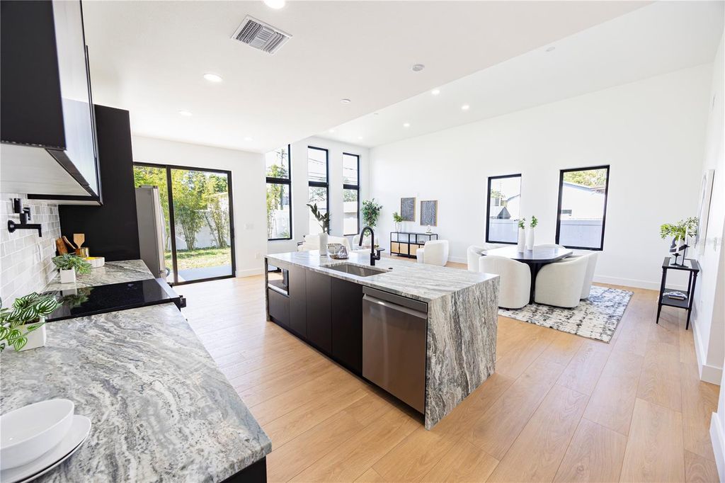 Image 4 of property listing at 2521 18TH AVENUE N, St Petersburg, FL 33713