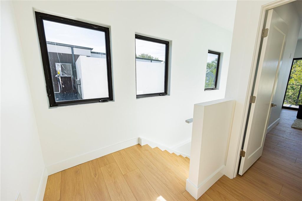 Image 33 of property listing at 2521 18TH AVENUE N, St Petersburg, FL 33713