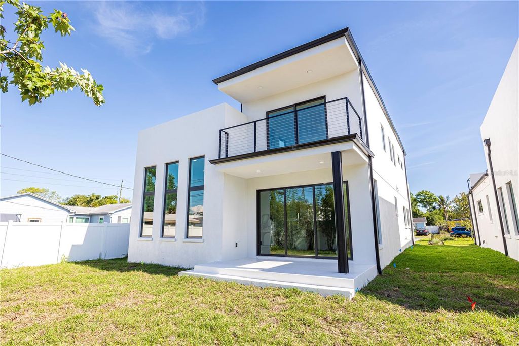 Image 36 of property listing at 2521 18TH AVENUE N, St Petersburg, FL 33713