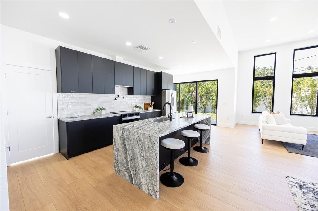 Image 6 of property listing at 2521 18TH AVENUE N, St Petersburg, FL 33713