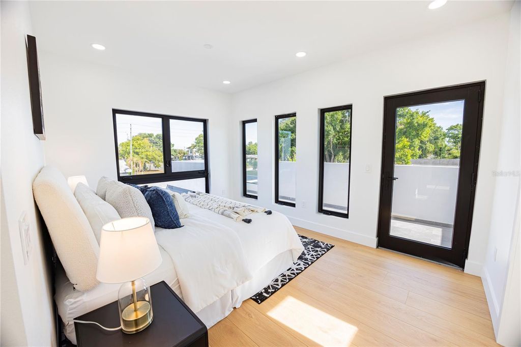 Image 10 of property listing at 2521 18TH AVENUE N, St Petersburg, FL 33713