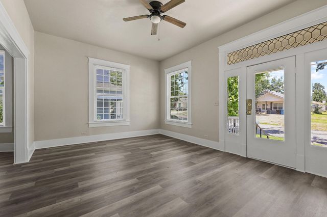 614 W Owings Street, Denison, TX 75020