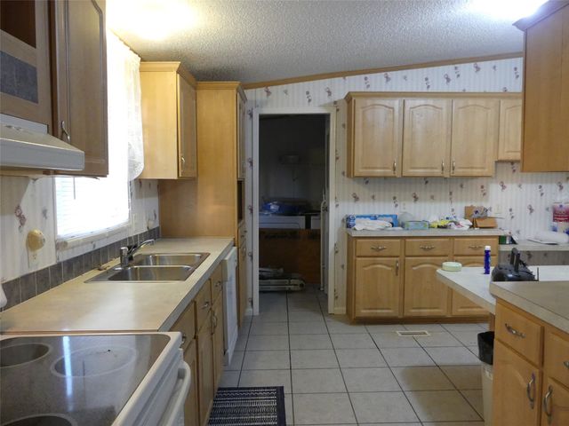 422 Hutchinson Street, Bowie, TX 76230