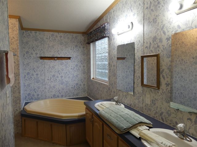 422 Hutchinson Street, Bowie, TX 76230