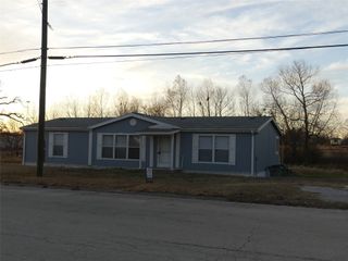 422 Hutchinson Street, Bowie, TX 76230