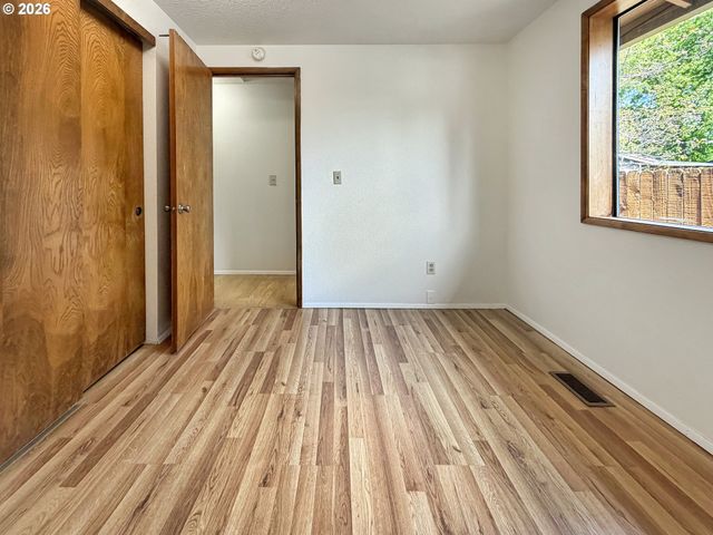 18513 Se STEPHENS St, Portland, OR 97233