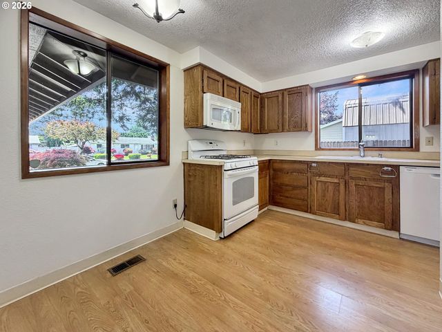18513 Se STEPHENS St, Portland, OR 97233