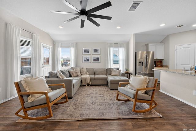 1037 NORWAY DR, Seguin, TX 78155