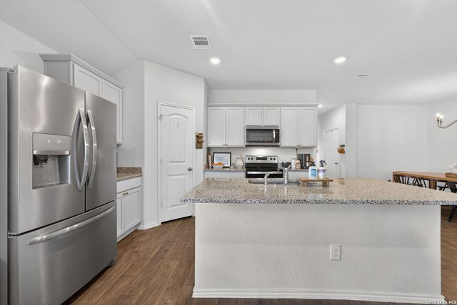 1037 NORWAY DR, Seguin, TX 78155