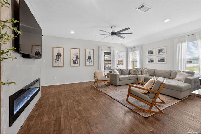 1037 NORWAY DR, Seguin, TX 78155