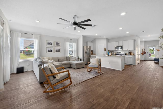 1037 NORWAY DR, Seguin, TX 78155