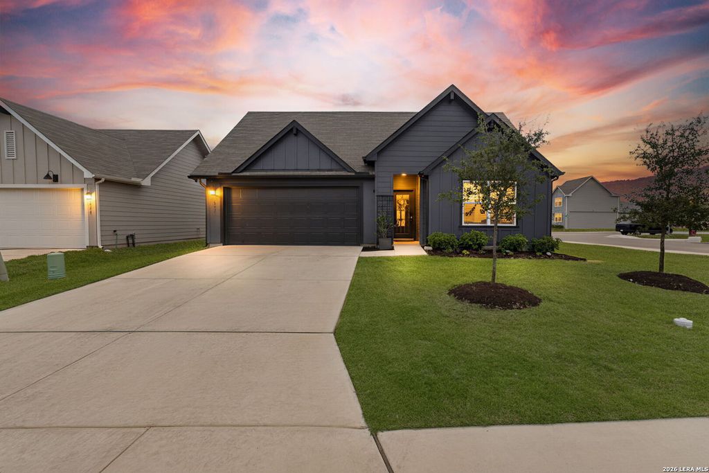 1037 NORWAY DR, Seguin, TX 78155