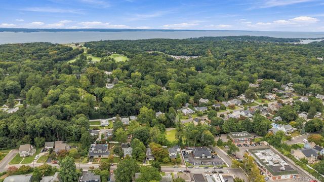24 Bella Vista Street, Locust Valley, NY 11560