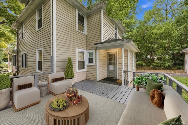 24 Bella Vista Street, Locust Valley, NY 11560