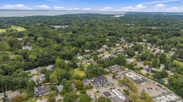 24 Bella Vista Street, Locust Valley, NY 11560