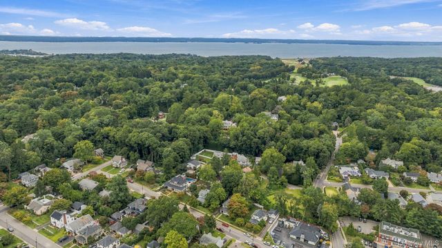 24 Bella Vista Street, Locust Valley, NY 11560