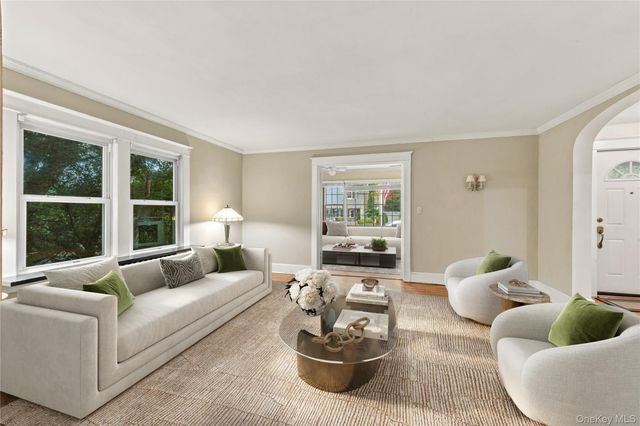 24 Bella Vista Street, Locust Valley, NY 11560