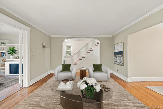 24 Bella Vista Street, Locust Valley, NY 11560