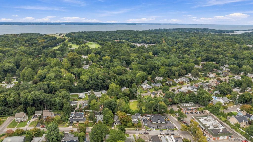 24 Bella Vista Street, Locust Valley, NY 11560 — photo 2