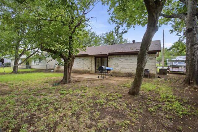 701 N Douglas Avenue, Cleburne, TX 76033