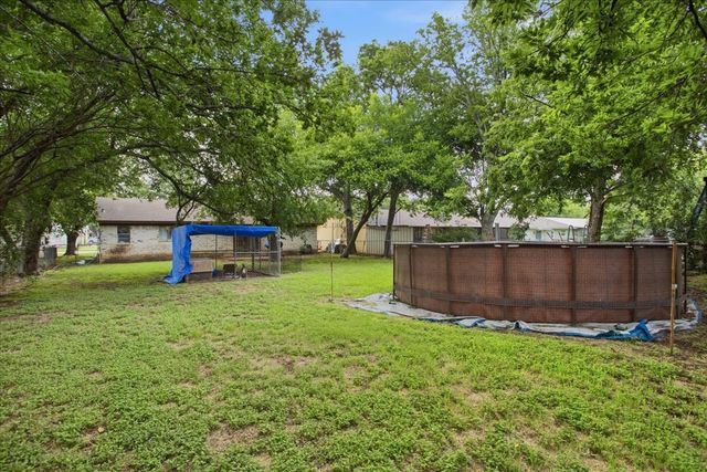701 N Douglas Avenue, Cleburne, TX 76033