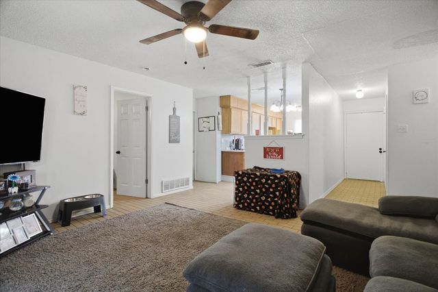 701 N Douglas Avenue, Cleburne, TX 76033