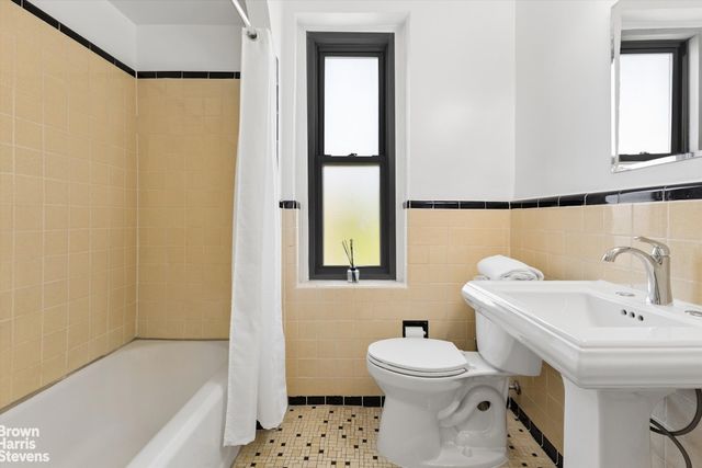 4445 Post Rd Apt 7D, New York City, NY 10471