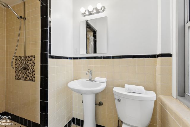 4445 Post Rd Apt 7D, New York City, NY 10471