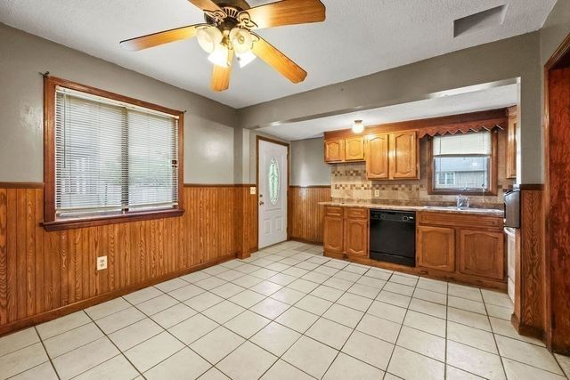 81 Healey St, Springfield, MA 01151
