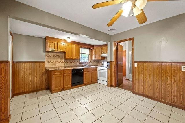 81 Healey St, Springfield, MA 01151