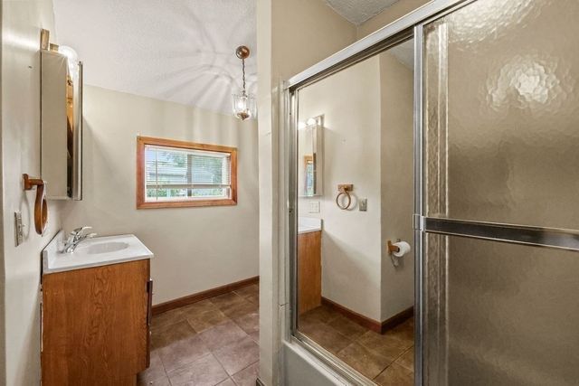 81 Healey St, Springfield, MA 01151