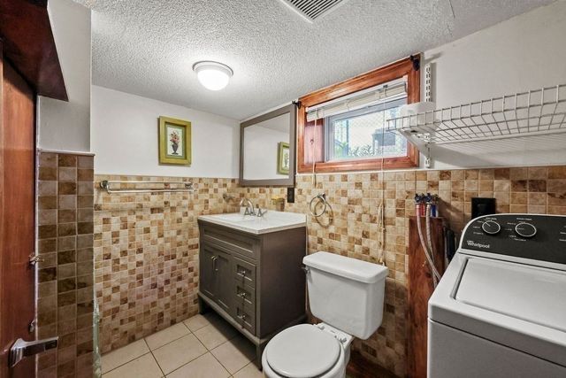 81 Healey St, Springfield, MA 01151