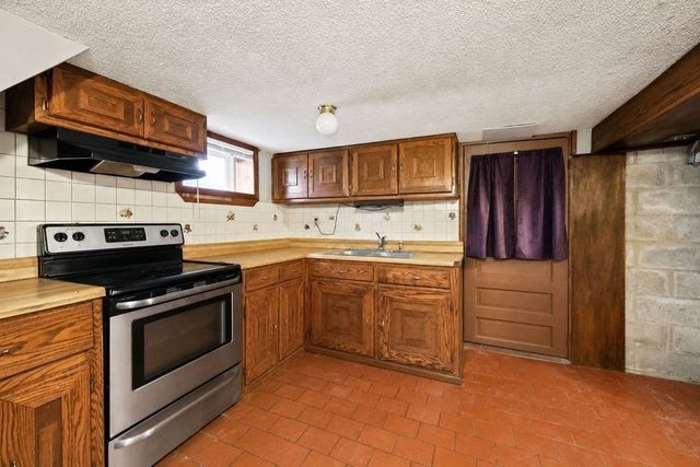 81 Healey St, Springfield, MA 01151