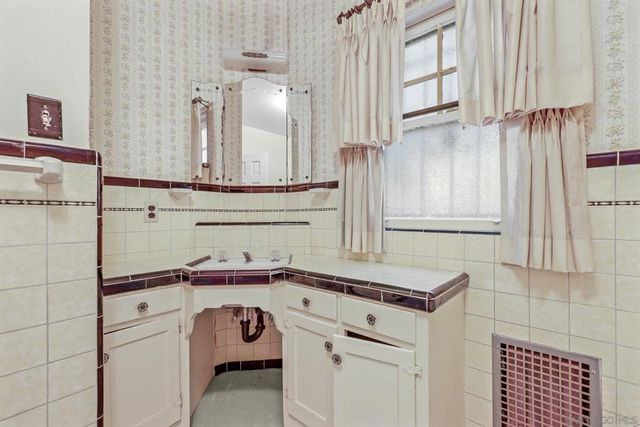 700 E 1st, National City, CA 91950