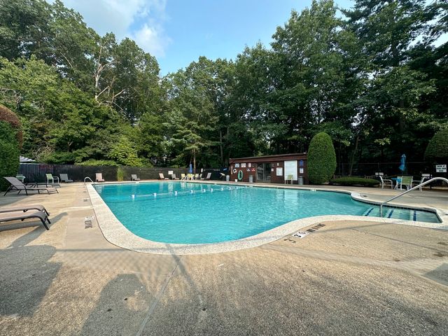 5 Greenbriar Dr 204, North Reading, MA 01864