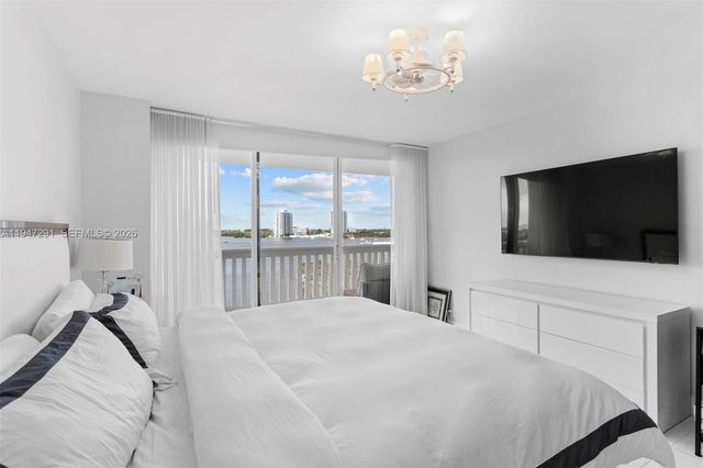 1000 W Island Blvd 812, Aventura, FL 33160